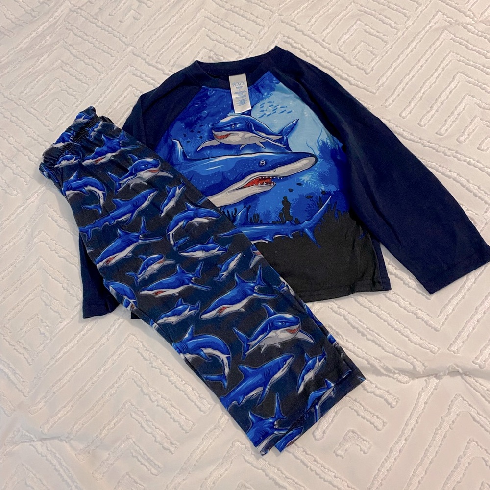 Boys size 4(xs) Children’s Place shark pajama set
